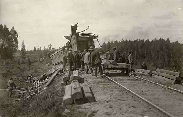 1924 - toimus noore Eesti Vabariigi esimene suurem rongiõnnetus. Foto sündmuskohalt. Allikas: Rahvusarhiivi filmiarhiiv, Kalamees, K.