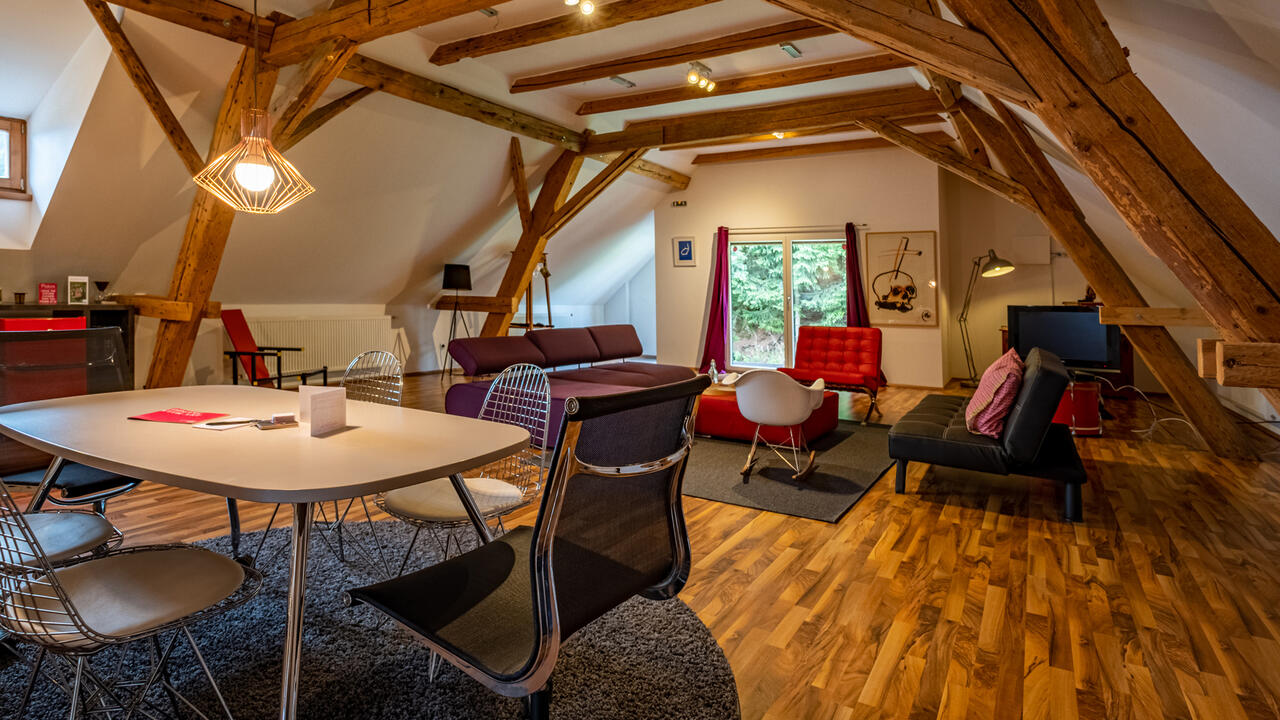 2 Erwachsene im großzügigen Dachgeschoss mit eigenem Garten plus Panoramabalkon, // ca. 140 qm // Dachgeschoss der Scheune zur alleinigen Nutzung