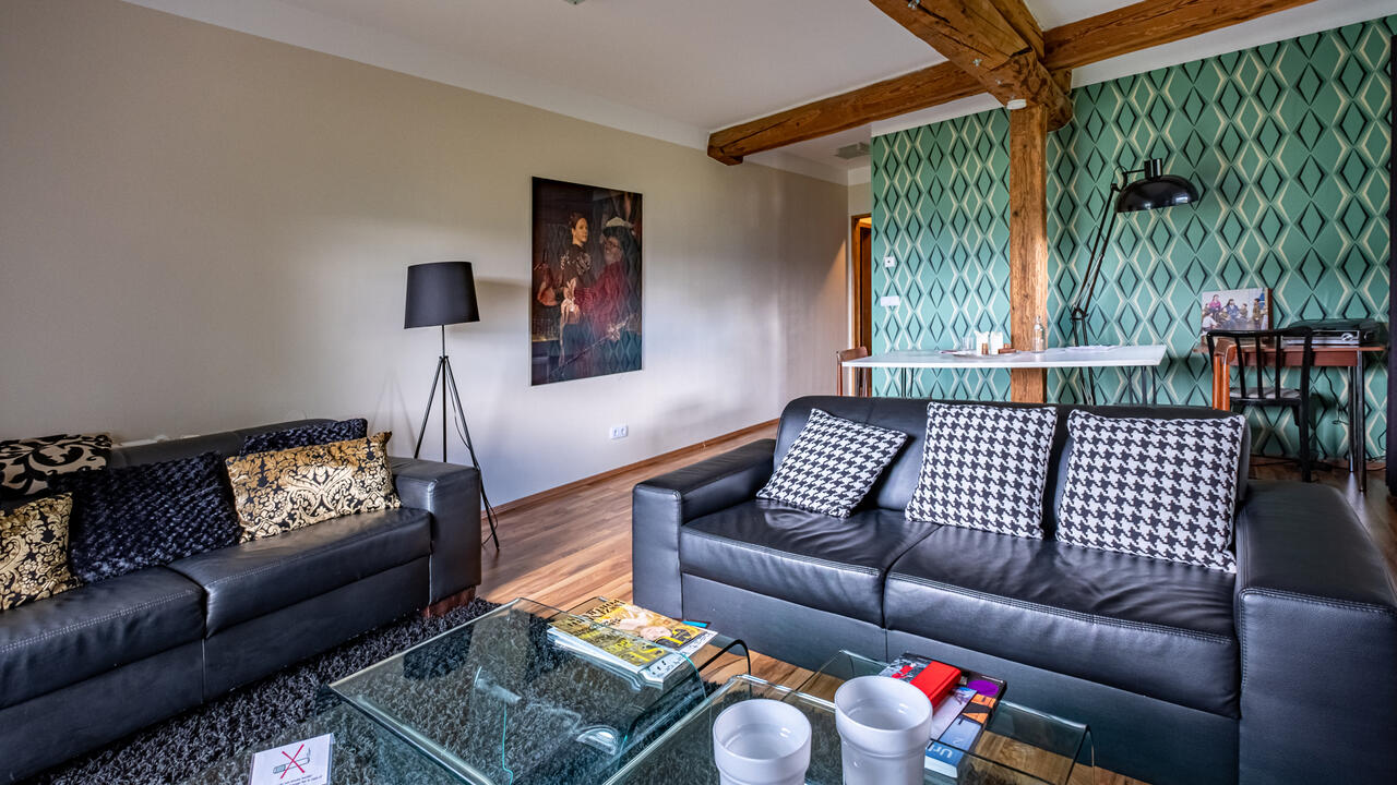 2 bis 4 Erwachsene + 2-4 Kinder im Doppelstockbett max. 4 Erwachsene plus 2 Kinder oder 2 Erwachsene mit 4 Kindern // ca. 95 qm // Scheune gesamtes Erdgeschoss // privater Garten