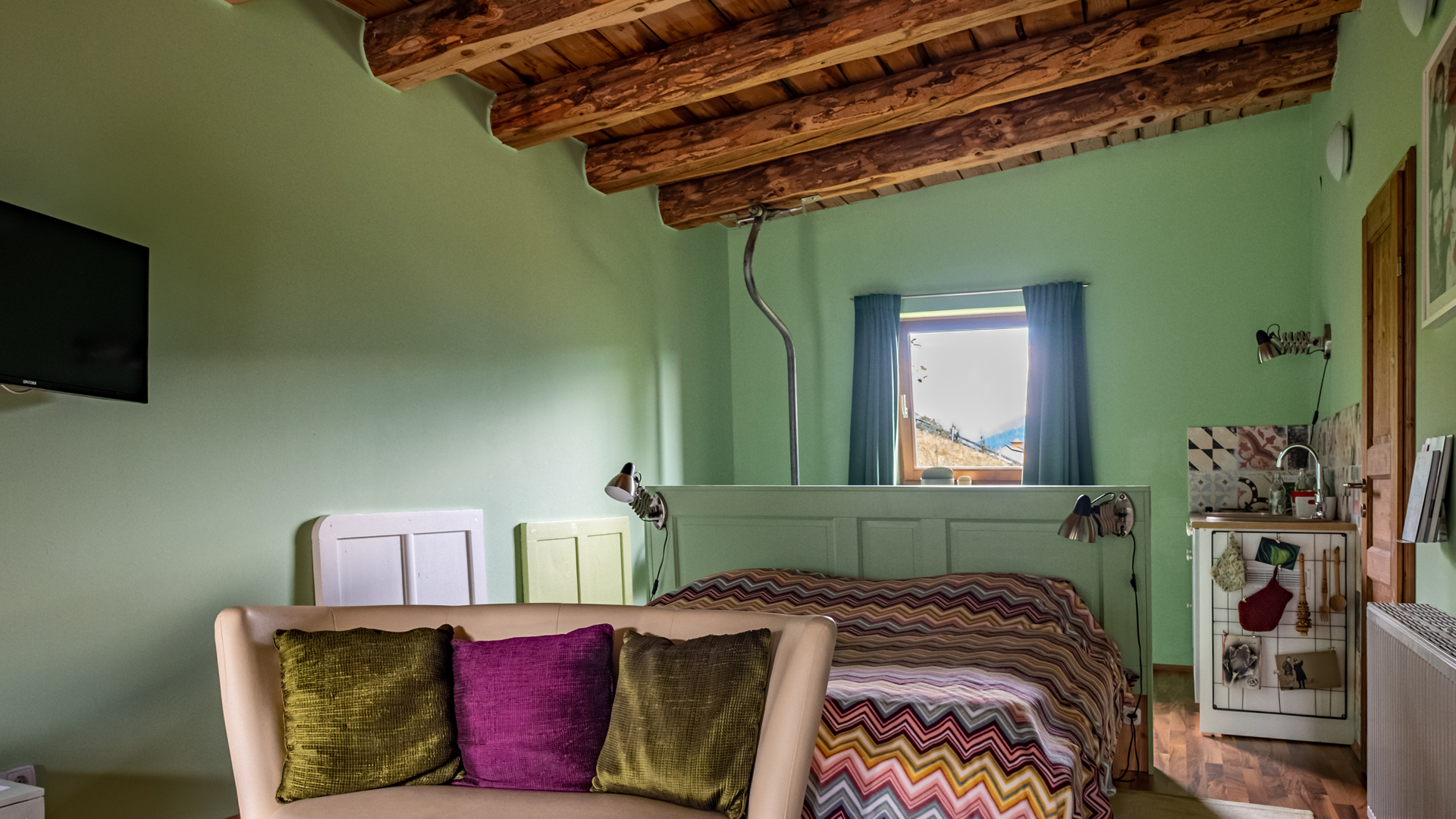   2 Erwachsene + 1 Kind auf dem Schlafsofa // ca. 39 qm // 1. Etage, kleine Terrasse zum Biopool mit Bergblick