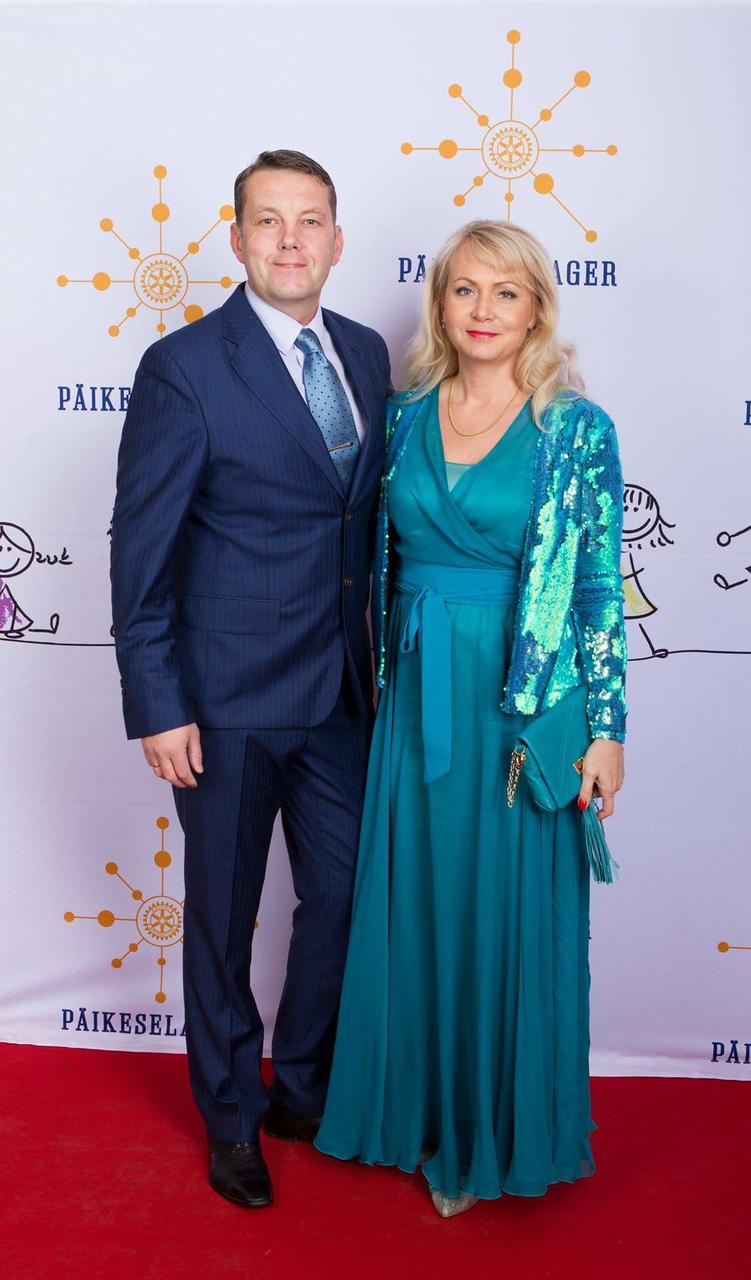 Fondile kleidi annetanud Riina Solman koos abikaasa Peetriga