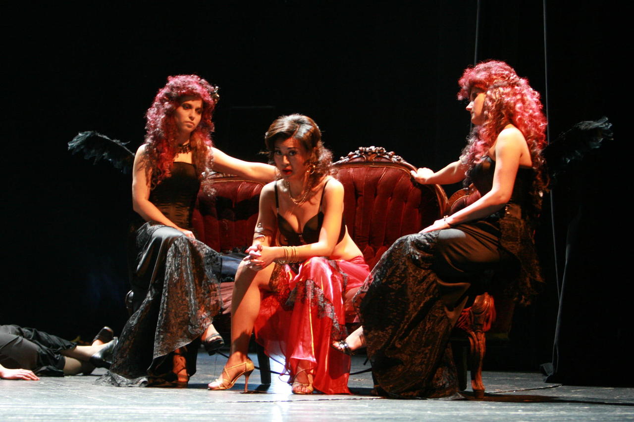 Frasquita - Angelika Mikk, Carmen - Huiling Zhu,  Mercedes - Airike Kolk G. Bizet Carmen, Promfest Festival. Lavastaja Marko Matvere