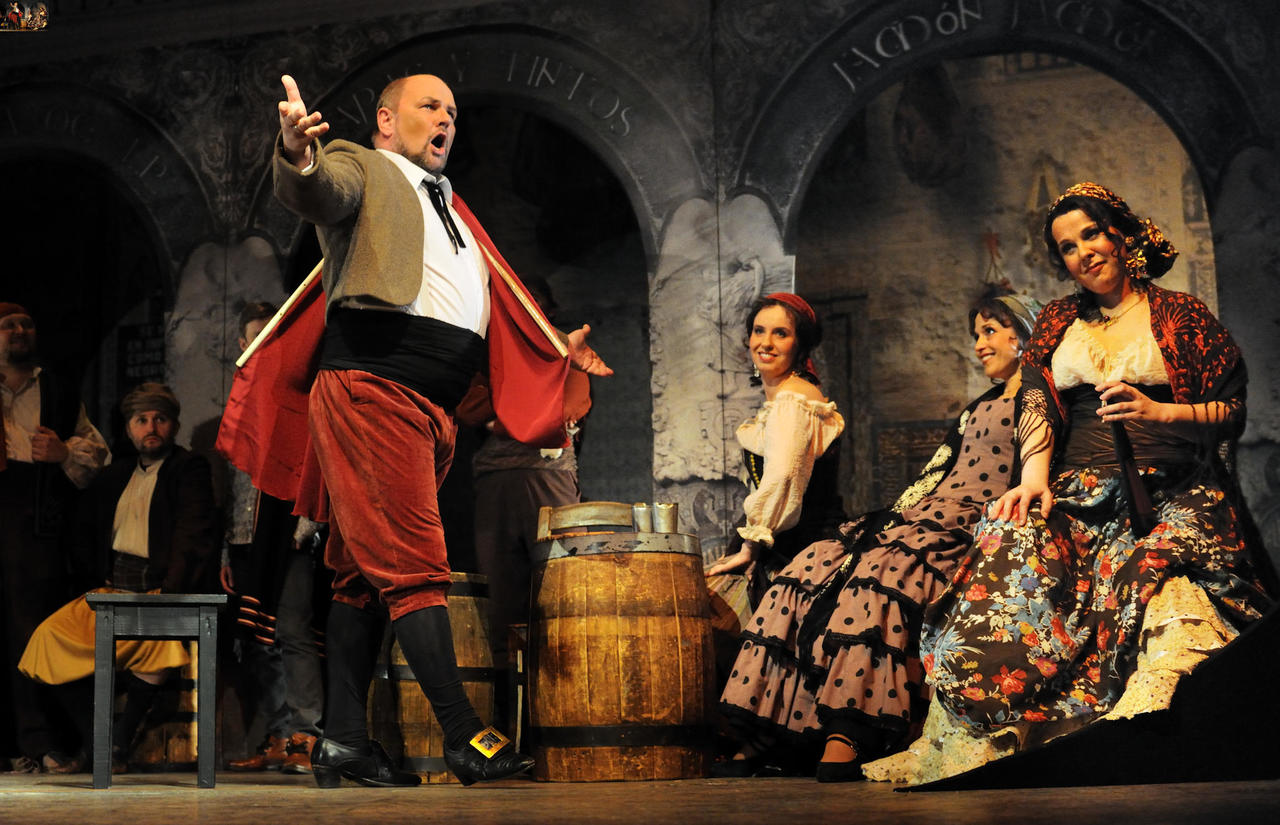Frasquita - Angelika Mikk, Carmen Juuli Lill, Escamillo - Jassi Zahharov,  Mercedes - Teele Jõks. G. Bizet Carmen, Rahvusooper Estonia. Lavastaja Walter Sutcliffe. Foto: Harri Rospu