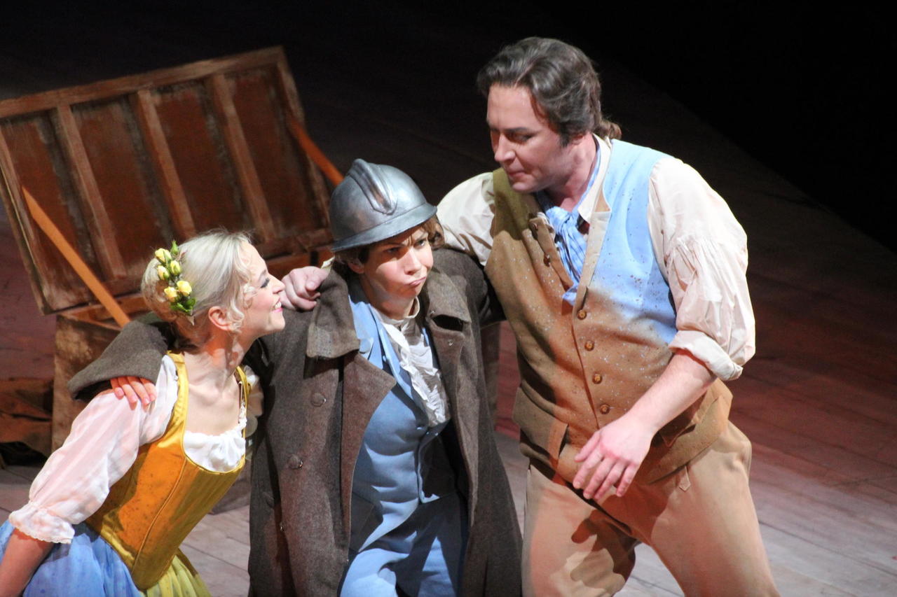 Susanna - Angelika Mikk, Cherubino - Helen Lokuta, Figaro - Rene Soom W. A. Mozart Figaro pulm, Rahvusooper Estonia. Lavastaja Marco Candini