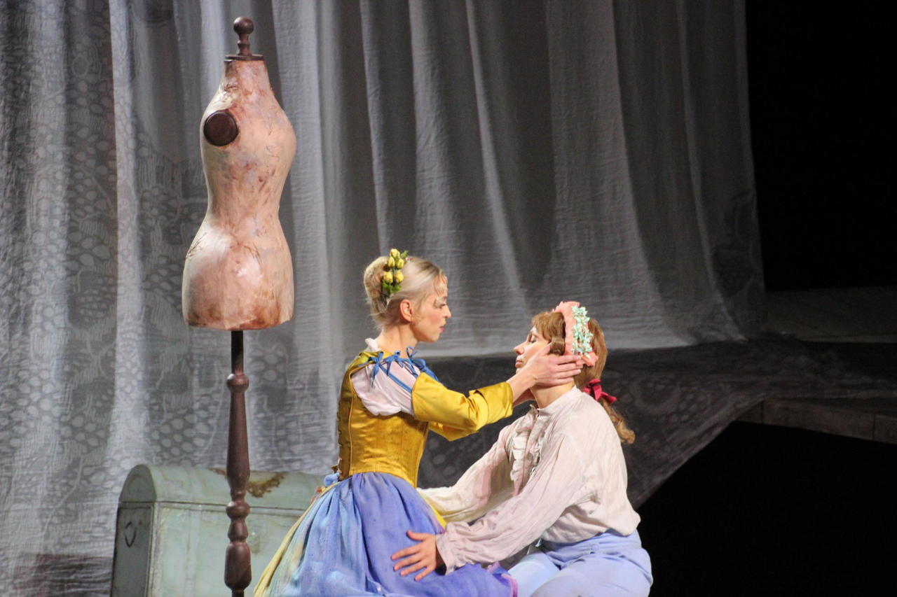 Susanna - Angelika Mikk, Cherubino - Helen Lokuta W. A. Mozart Figaro pulm, Rahvusooper Estonia. Lavastaja Marco Candini