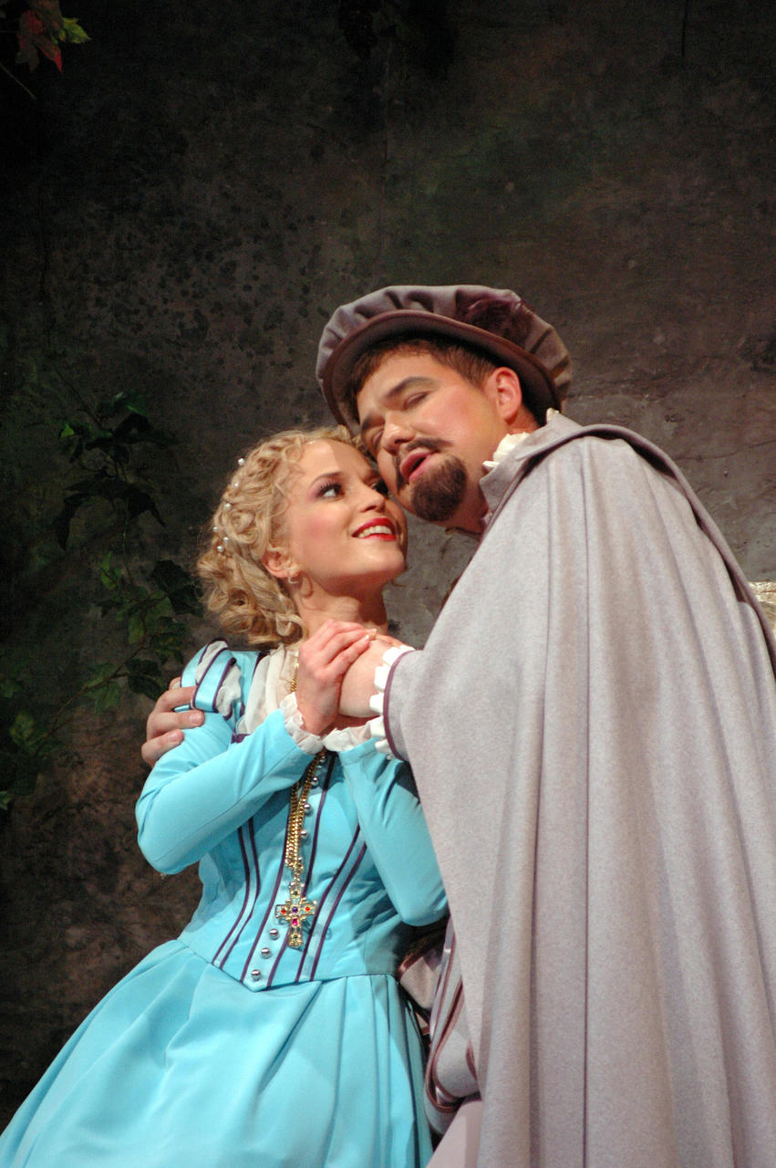 Gilda - Angelika Mikk, Hertsog - Urmas Põldma G. Verdi Rigoletto Rahvusooper Estonia. Lavastaja Neeme Kuningas. Foto: Harri Rospu