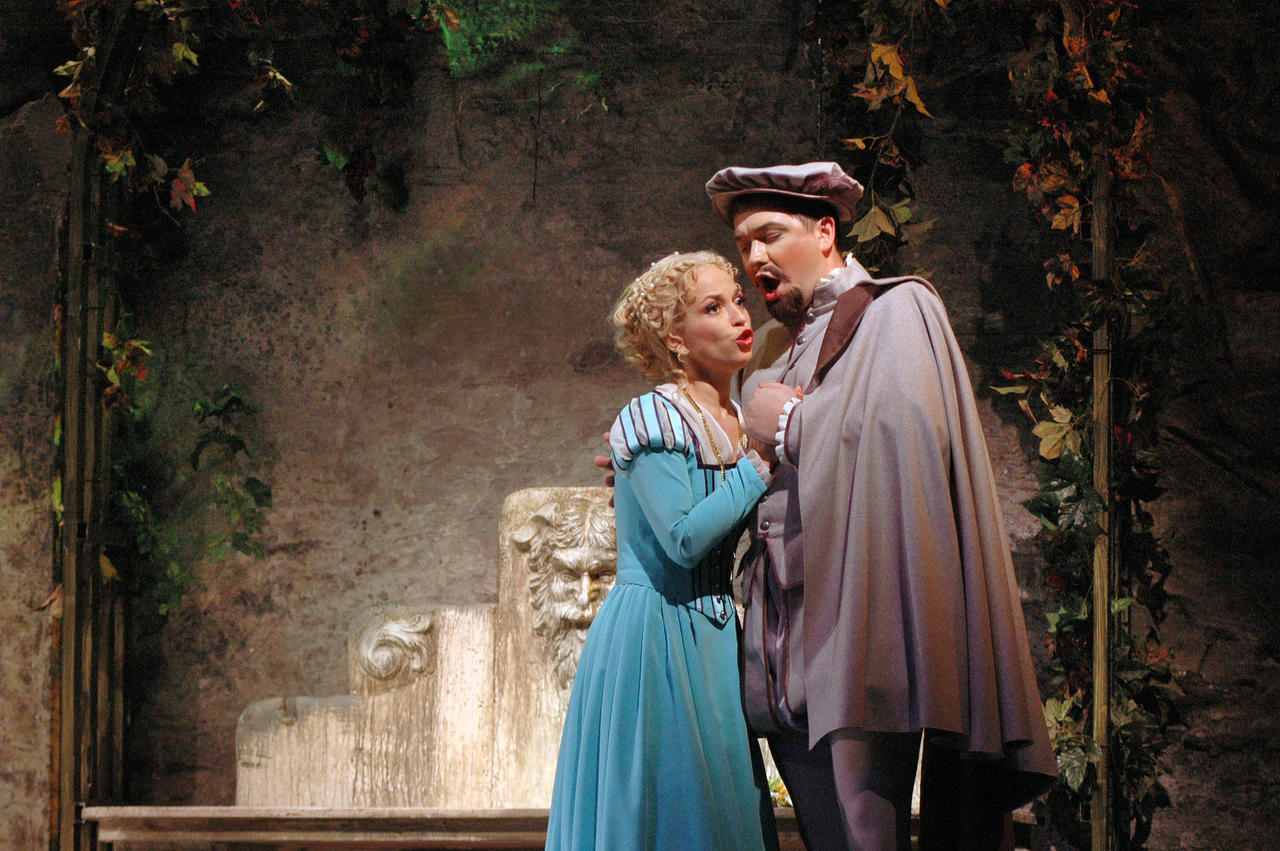 Gilda - Angelika Mikk, Hertsog - Urmas Põldma G. Verdi Rigoletto Rahvusooper Estonia. Lavastaja Neeme Kuningas Foto: Harri Rospu