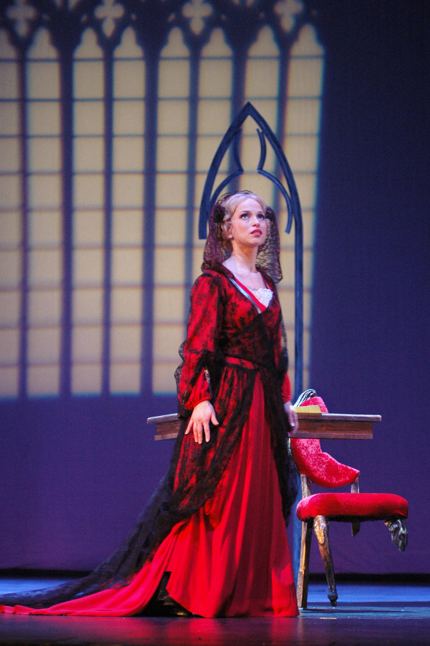 Roxane - E. Tamberg Cyrano de Bergerac. Lavastaja Neeme Kuningas. Foto: Harri Rospu