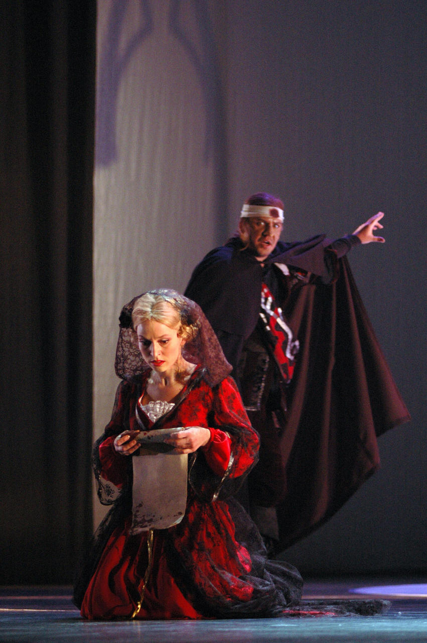 Roxane - Angelika Mikk, Cyrano - Rauno Elp E. Tamberg Cyrano de Bergerac. Lavastaja Neeme Kuningas. Foto: Harri Rospu