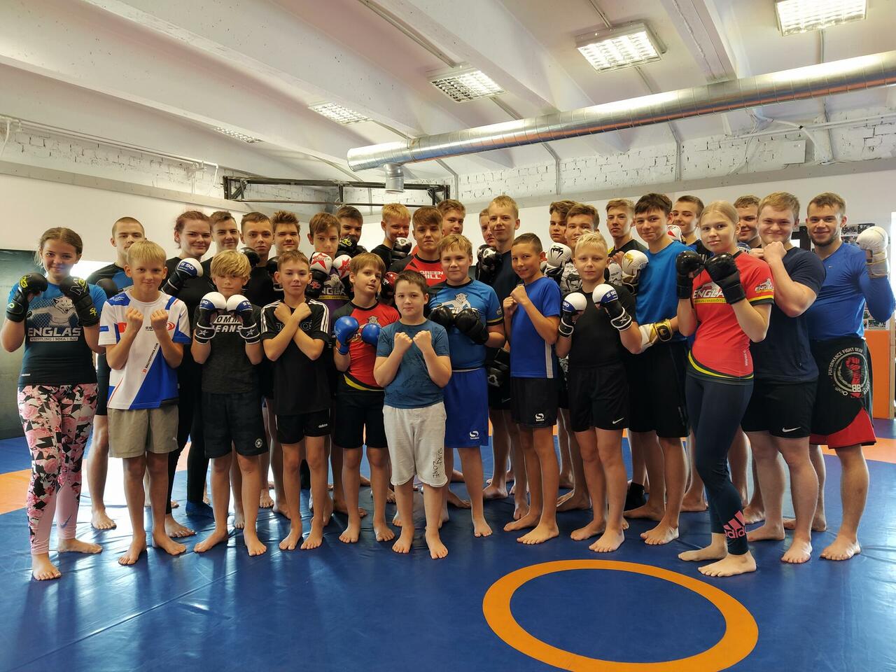 Spordiklubi Englas 13-16-aastaste ja võistlejate grupi ühine linnalaager. Pildil ka 9-12-aastaste grupi laagrilised, kes osalesid samuti paaril treeningul (hooaeg 2021-2022).