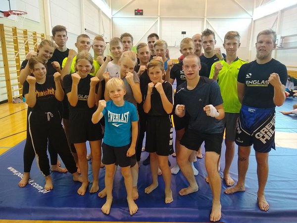 Englase MMA noored Kammeri treeninglaagris. Aksel Arna esireas, valgete käesidemetega (juuli 2019).
