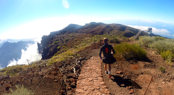 Fotol olen alustamas just pikimat alllamäge jooksutrenni La Palmal