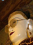 uute prillidega Buddha