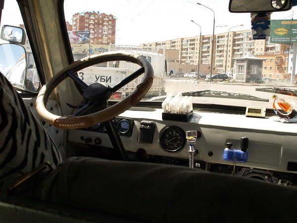 meie UAZ ringteel bensiini ootamas