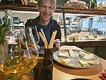rõõmus mees vinoteegis