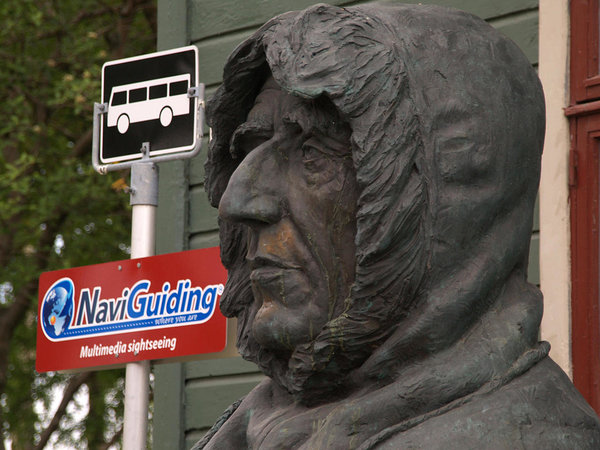 Amundsen in the bus stop