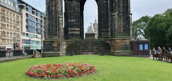 Walter Scott monument, the biggest monument in the world for a writer
