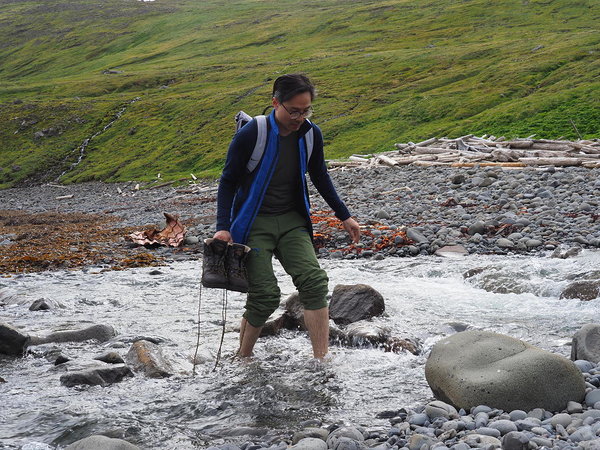 Len crossing the river