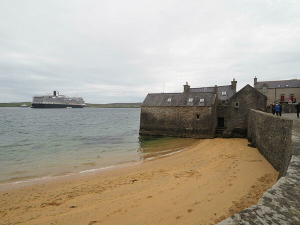 Bain’s beach and a cruise ship