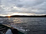 järvel päikese loojudes