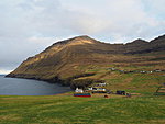 Viðareyði, ees kirik, taga mägi. Enamus küla on kaadrist väljas.