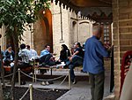 teemaja Hafezi haua juures