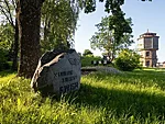 mälestuskivi kitsarööpmelisele raudteele Viljandi jaamas
