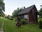 Sinialliku jaam, vana jaamahoone on too kollane seal eemal