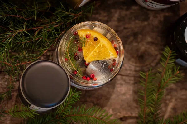 Hõbekala Jõuluräimed rose pipra, nelgi, vürtside, apelsiniviilu ja kuuseoksakesega. 