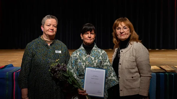 Vasakult: pärandtehnoloogia õppekava programmijuht Ave Matsin, stipendiaat Siiri Kaarelson ja Tartu Ülikooli Sihtasutuse juhataja Leelo Muru. Foto: Maritta Anton