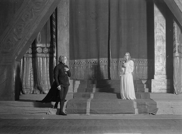 „Hamlet“, Estonia 1923, Hamlet – Ants Lauter, Ophelia – Erna Villmer (foto: ETMM _ 4868 Fk 2528/kl, Eesti Teatri- ja Muusikamuuseum) 