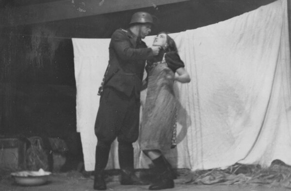 Stseen lavastusest „Kohtumine hämaras“ 1945