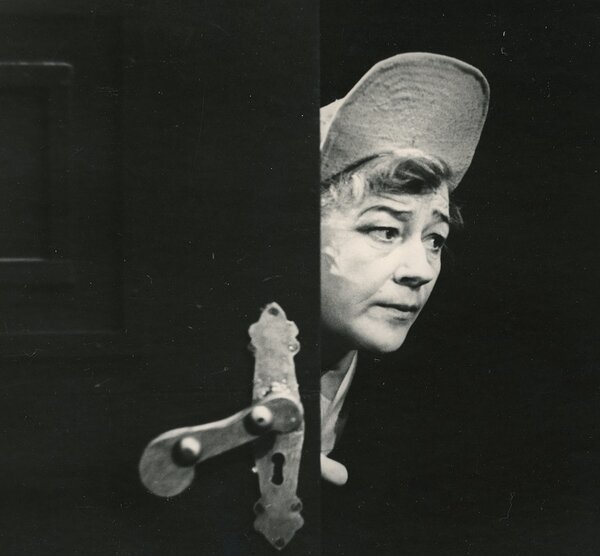 Maimu Pajusaar missis Piperina lavastuses „Missis Piper juhib juurdlust“, 1977