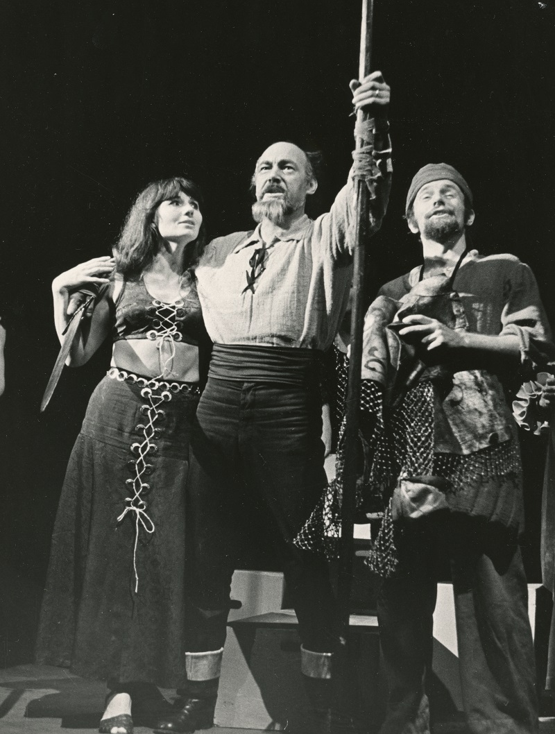 Stseen lavastusest. Aldonza – Siina Üksküla, Don Quijote – Heino Arus, Sancho – Andres Ots. (Valdur Vahi foto)
