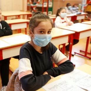 FAKTIKONTROLL | Kas koroonaviirus pole lapselt lapsele nakkav nagu väidab terviseamet?