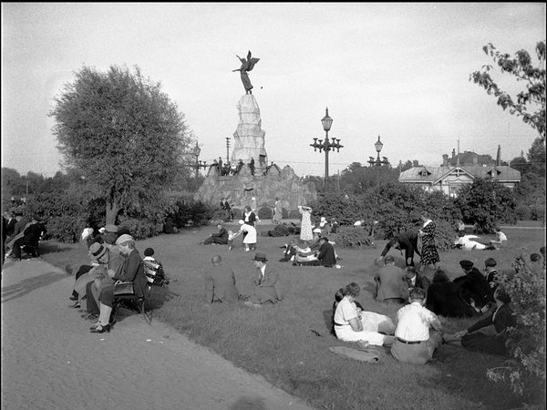 Отдыхающие возле «Русалки». 1937 г. Фотография: EAM