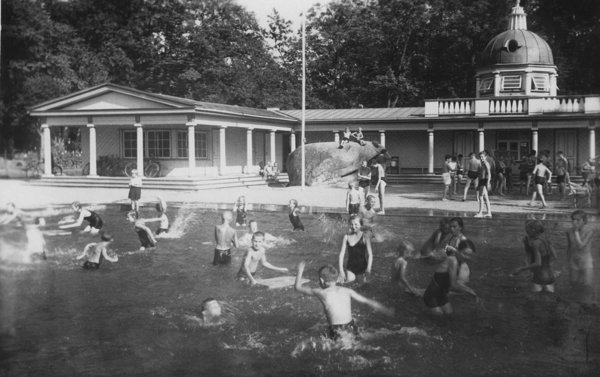 Swimming pool at Youth Park. 1938–1939. Photo: AME