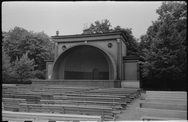 Концертная площадка в 1960-е гг. Построенная из дерева концертная раковина была разрушена в начале 1990-х годов. Фотография: EAM