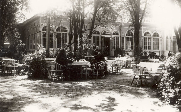 A coffee shop worked near the Swan Pond already in the 1870s. Café-restaurant Kontsertaed (earlier Livaadia and Arkaadia) opened for the public in 1889 and was one of the most popular restaurants in early 20th century Tallinn. 