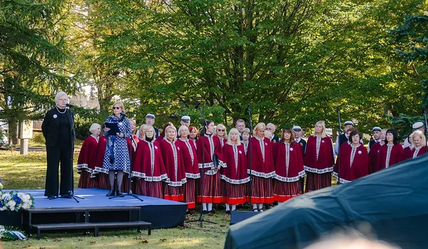 •	Avatseremoonia juht ÜEKN SP1944 toimkonna esimees Iivi Zájedová (paremal) ja Pärnu projekti juht Kristi Vuht Allpere.