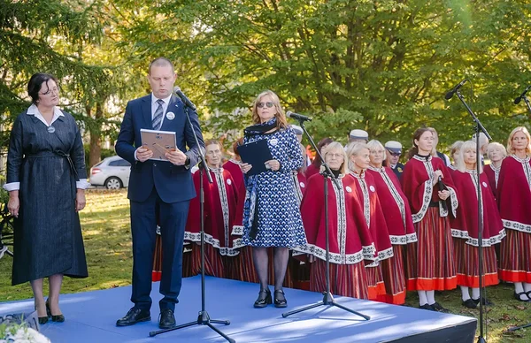 •	Pärnu abilinnapea Ene Täht, linnapea Romek Kosenkranius ja avatseremoonia juht Iivi Zájedová.