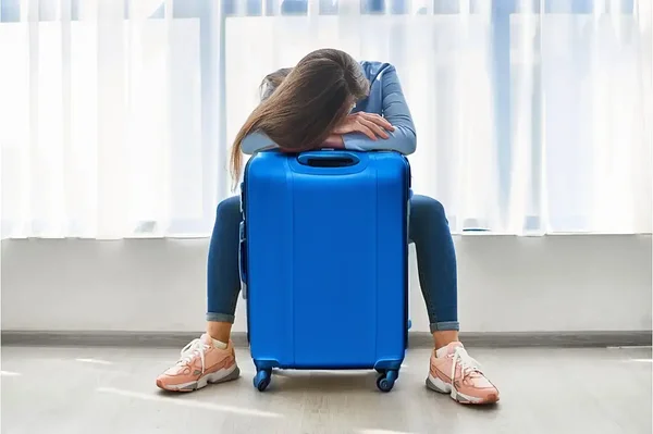 Reisija ootab lennujaamas pärast lennu tühistamist – FlightClaims aitab saada lennuhüvitist Euroopa Liidu määruse 261/2004 alusel.