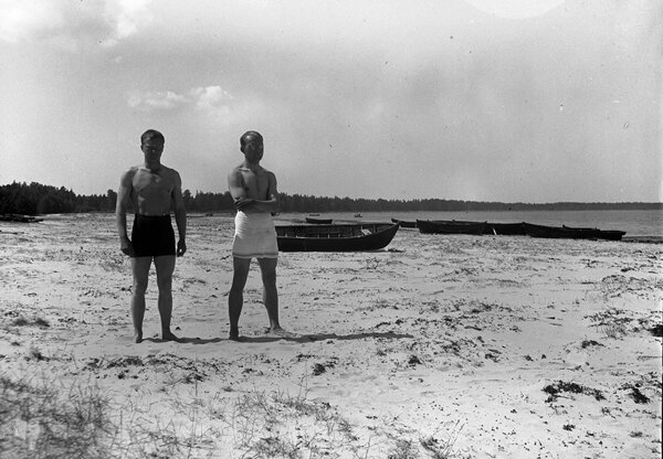 Armin Öpik (vasakul) ja tundmatu härrasmees 1926. aastal rannal seismas. Selgelt torkab silma Öpiku suurepärane füüsis, mille saavutamises mängis olulist rolli ka kooliaegne maadlustreening