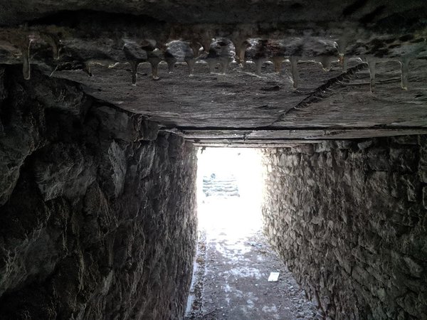 Stalaktiidid tunneli laes Väike-Pakri põhjaküljel