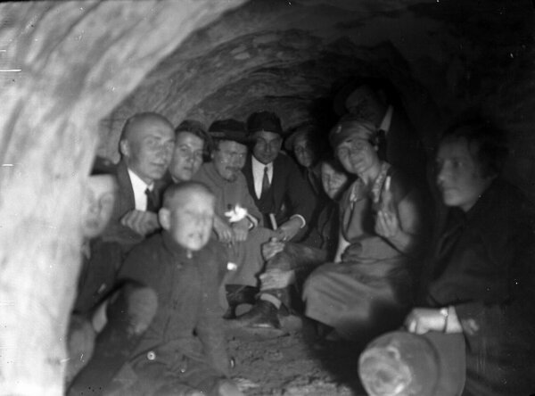 Seminari õpetajad 1927. a Aruküla koopas (koobas II). Foto: Karl Orviku (geokogud.info)