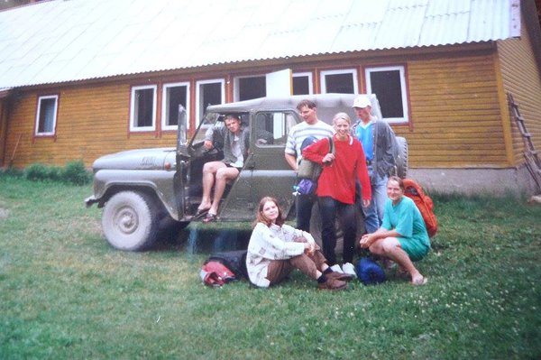 Noored tudengid 1997. aasta Arbavere välibaasis kaardistamise praktikumis. Villises istub Rene Kübar, ees Maarika Kõiv, Janika Kaasik, Tiina Vilkki, Priit Ilves ja Tarmo Aru. Autor teadmata. Allikas: geocollections.info