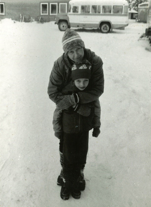 Geoloog Anne Karu tütrega Arbaveres 1980-ndate aastate keskpaiku