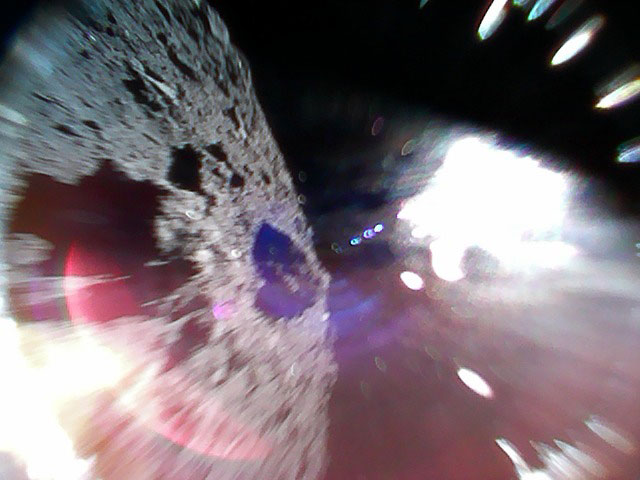 Ryugu pind. Foto tehtud asteroidil põrkamise jooksul. Allikas: JAXA