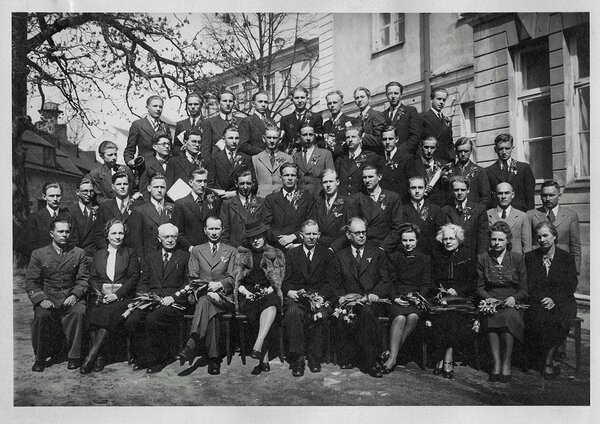 Gustav Adolfi gümnaasiumi 1943. aasta lennu lõpetajad. Ralf 2. reas vasakult teine (Foto: erakogu)