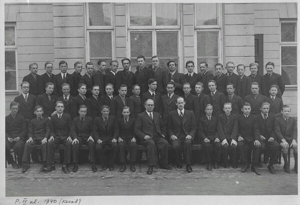 Gustav Adolfi Gümnaasiumi põhikooli lõpetajad 1940. aastal. Ralf keskmises reas paremalt kuues (Foto: erakogu)